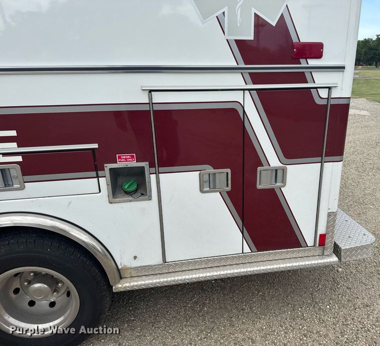 image for item EG6491 1999 Ford E450 Super Duty ambulance
