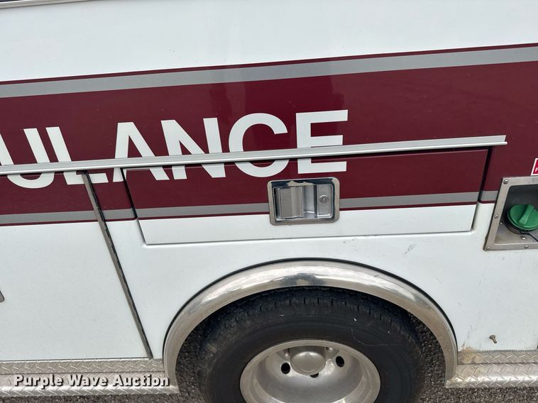 image for item EG6491 1999 Ford E450 Super Duty ambulance