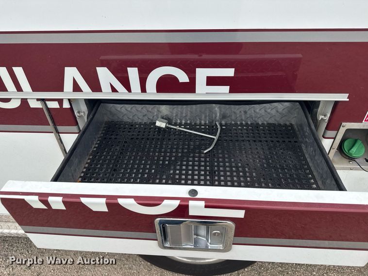 image for item EG6491 1999 Ford E450 Super Duty ambulance