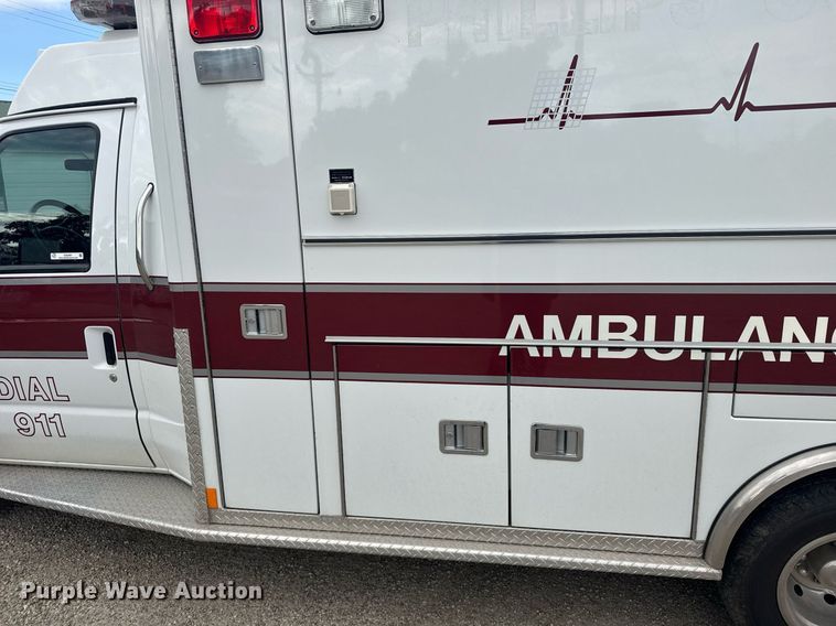 image for item EG6491 1999 Ford E450 Super Duty ambulance