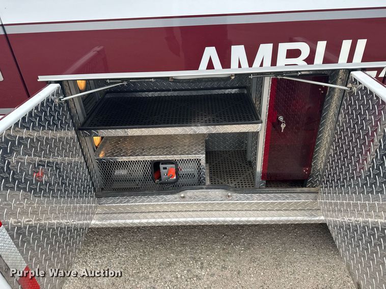 image for item EG6491 1999 Ford E450 Super Duty ambulance