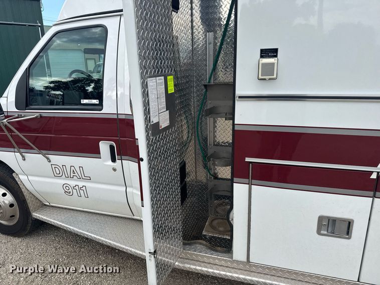 image for item EG6491 1999 Ford E450 Super Duty ambulance