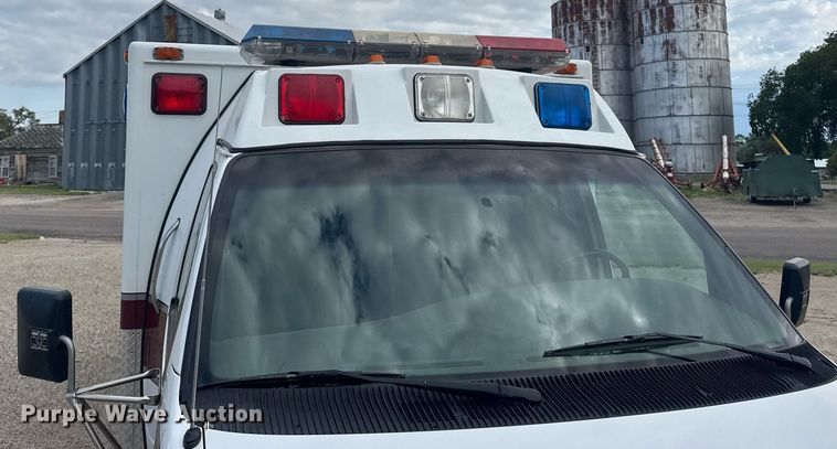 image for item EG6491 1999 Ford E450 Super Duty ambulance