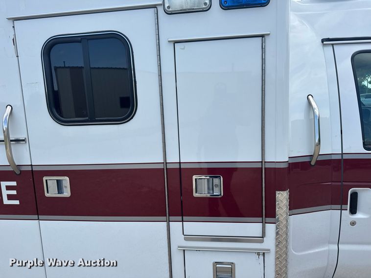 image for item EG6491 1999 Ford E450 Super Duty ambulance