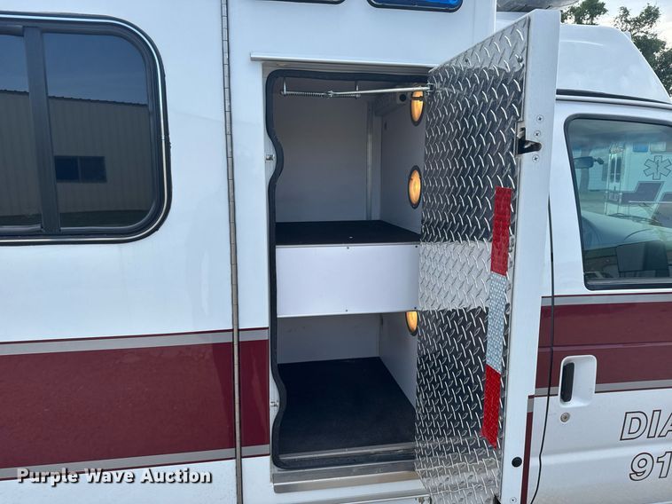 image for item EG6491 1999 Ford E450 Super Duty ambulance