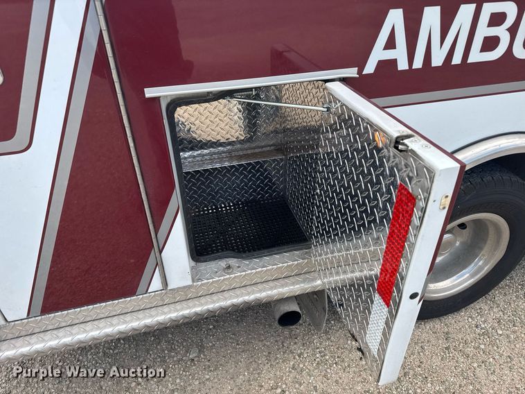 image for item EG6491 1999 Ford E450 Super Duty ambulance