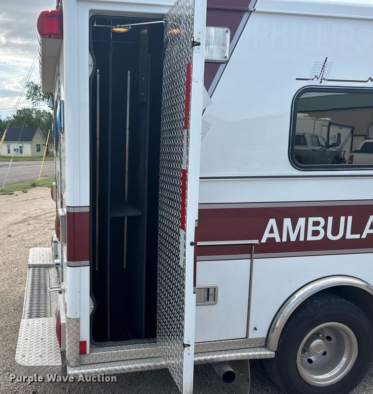 image for item EG6491 1999 Ford E450 Super Duty ambulance