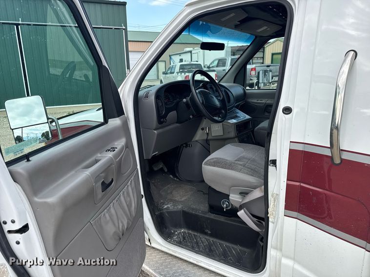 image for item EG6491 1999 Ford E450 Super Duty ambulance