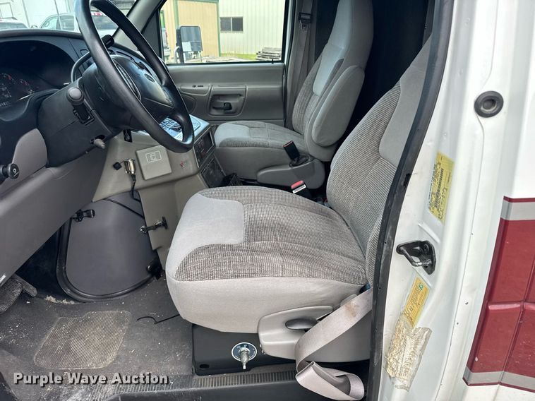 image for item EG6491 1999 Ford E450 Super Duty ambulance