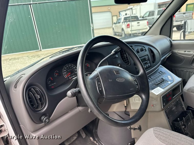 image for item EG6491 1999 Ford E450 Super Duty ambulance