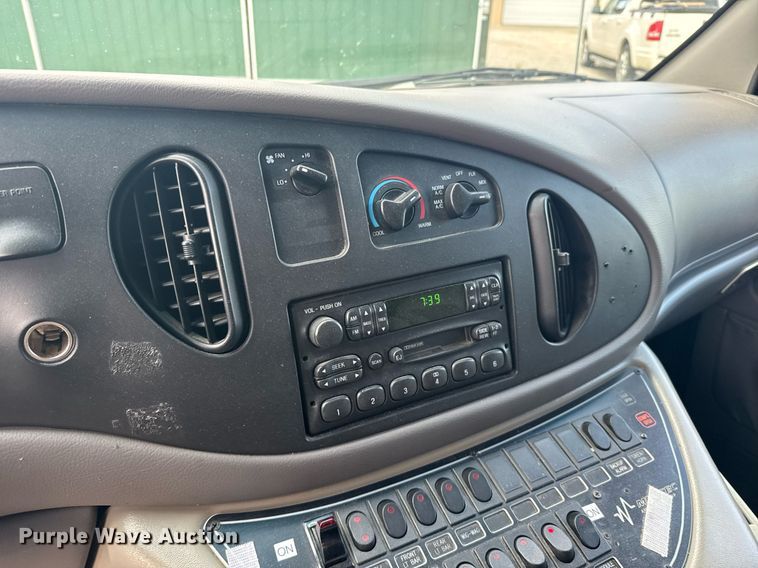 image for item EG6491 1999 Ford E450 Super Duty ambulance