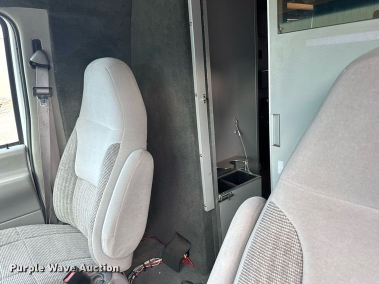 image for item EG6491 1999 Ford E450 Super Duty ambulance