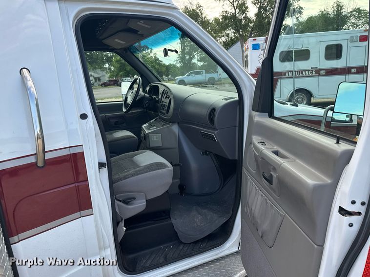 image for item EG6491 1999 Ford E450 Super Duty ambulance