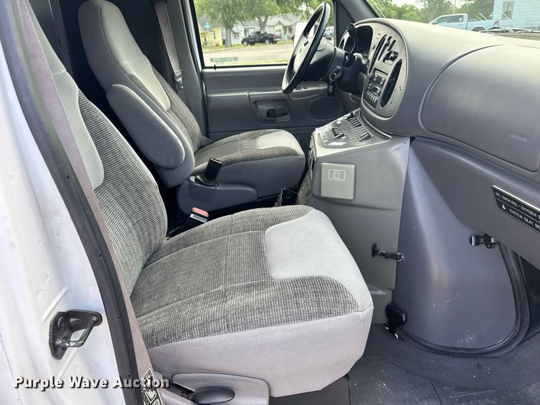 image for item EG6491 1999 Ford E450 Super Duty ambulance