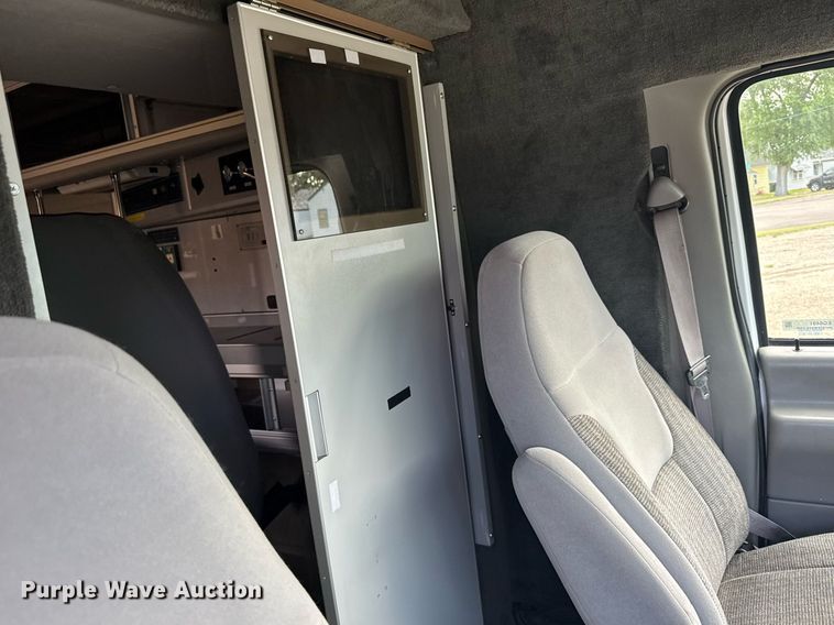 image for item EG6491 1999 Ford E450 Super Duty ambulance