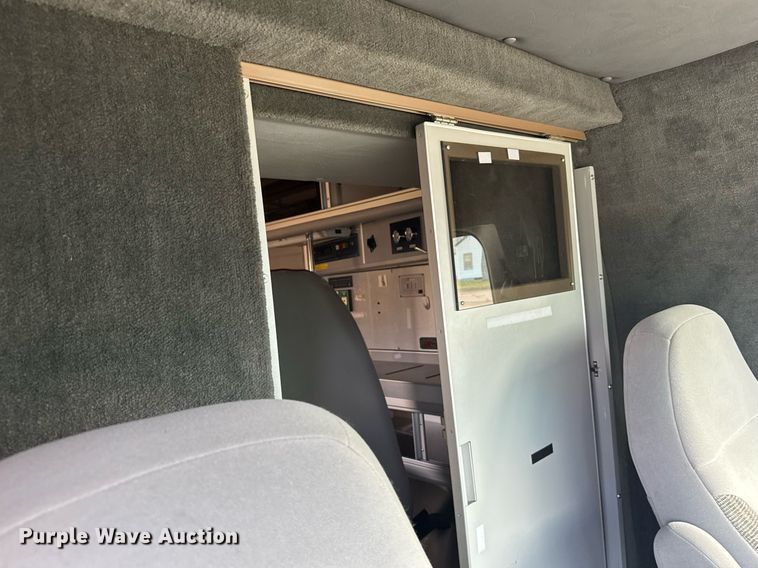 image for item EG6491 1999 Ford E450 Super Duty ambulance