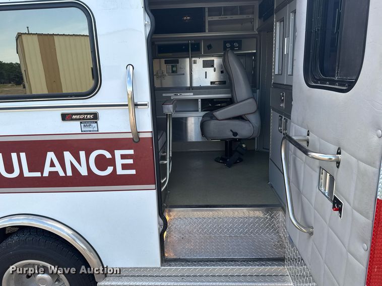 image for item EG6491 1999 Ford E450 Super Duty ambulance