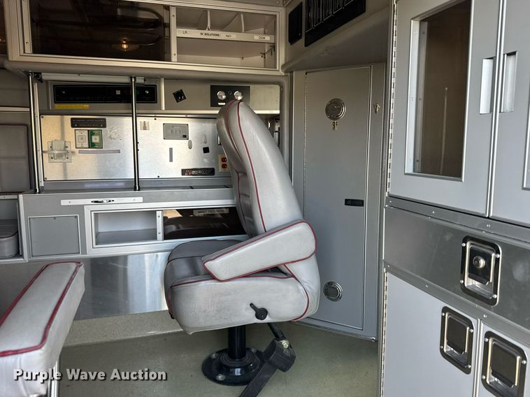 image for item EG6491 1999 Ford E450 Super Duty ambulance