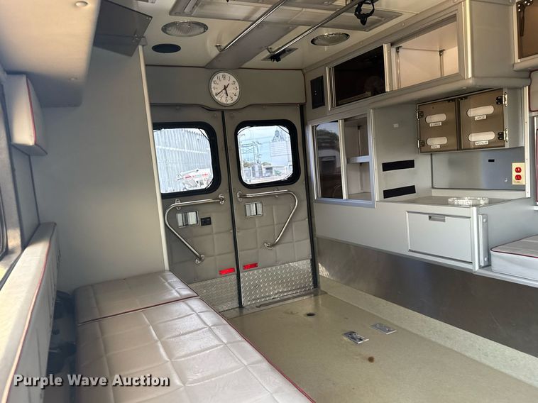 image for item EG6491 1999 Ford E450 Super Duty ambulance