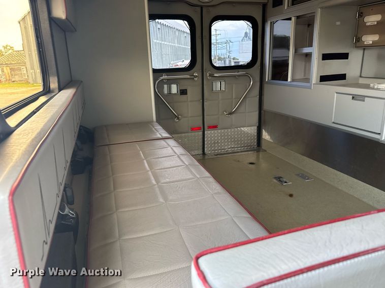 image for item EG6491 1999 Ford E450 Super Duty ambulance