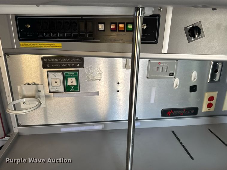 image for item EG6491 1999 Ford E450 Super Duty ambulance