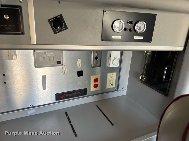 image for item EG6491 1999 Ford E450 Super Duty ambulance