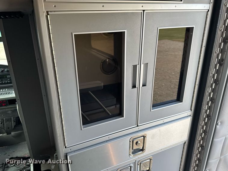 image for item EG6491 1999 Ford E450 Super Duty ambulance