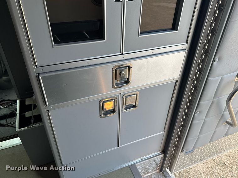 image for item EG6491 1999 Ford E450 Super Duty ambulance