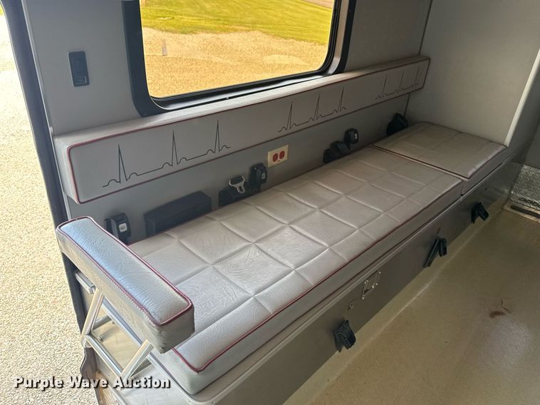 image for item EG6491 1999 Ford E450 Super Duty ambulance