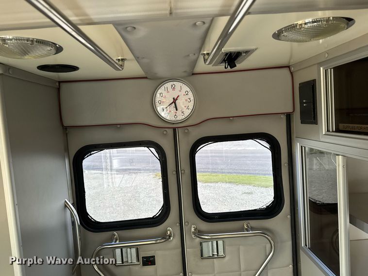 image for item EG6491 1999 Ford E450 Super Duty ambulance