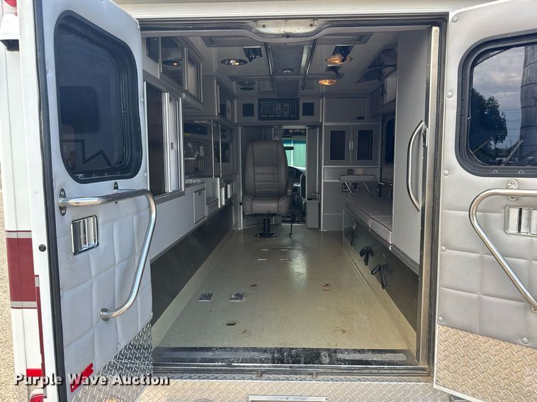 image for item EG6491 1999 Ford E450 Super Duty ambulance