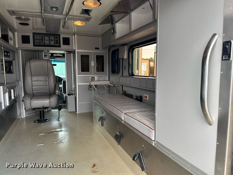 image for item EG6491 1999 Ford E450 Super Duty ambulance