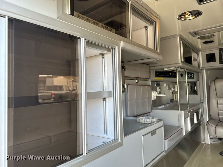 image for item EG6491 1999 Ford E450 Super Duty ambulance