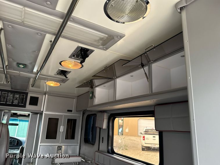 image for item EG6491 1999 Ford E450 Super Duty ambulance