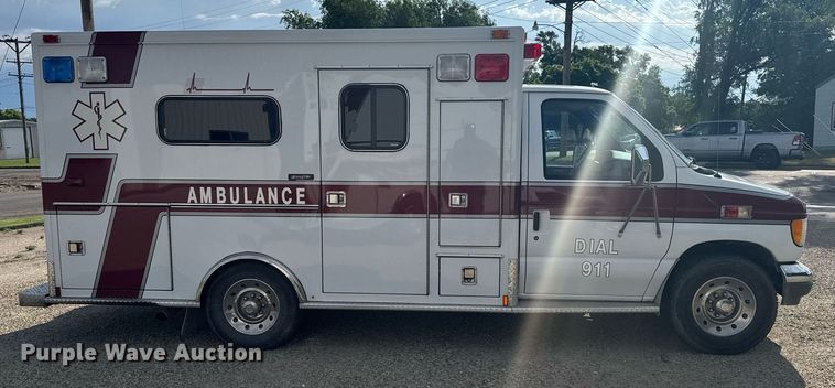 image for item EG6492 1993 Ford E350 ambulance