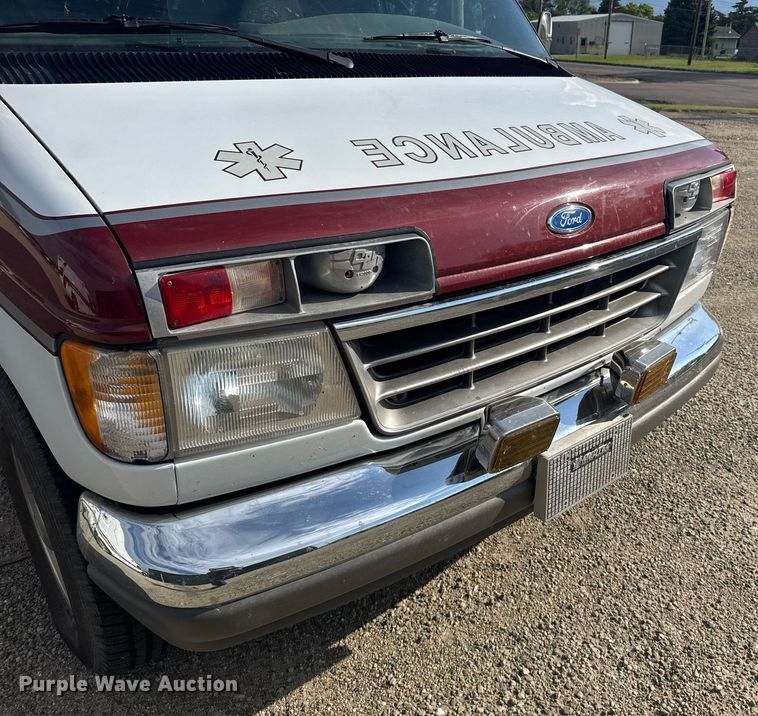 image for item EG6492 1993 Ford E350 ambulance