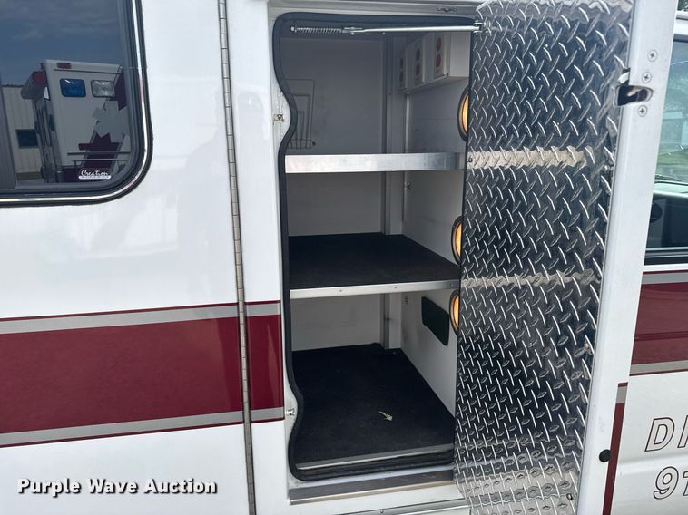 image for item EG6492 1993 Ford E350 ambulance