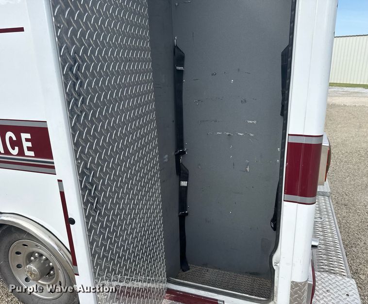 image for item EG6492 1993 Ford E350 ambulance
