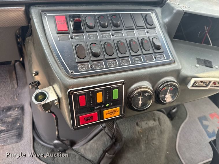 image for item EG6492 1993 Ford E350 ambulance