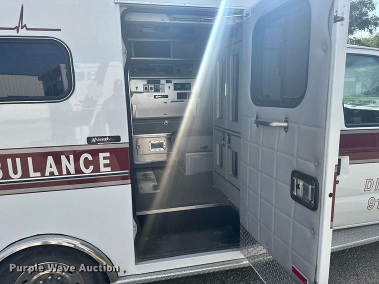 image for item EG6492 1993 Ford E350 ambulance