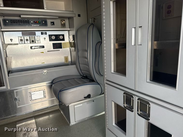 image for item EG6492 1993 Ford E350 ambulance