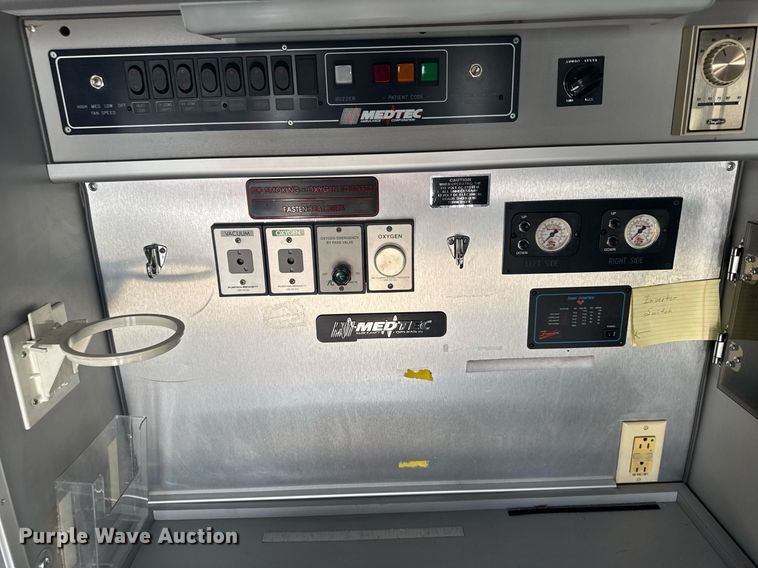 image for item EG6492 1993 Ford E350 ambulance