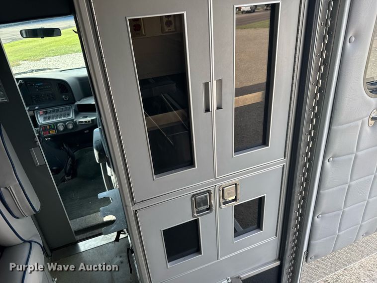 image for item EG6492 1993 Ford E350 ambulance