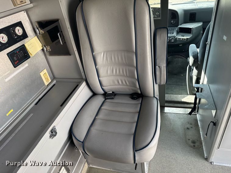 image for item EG6492 1993 Ford E350 ambulance