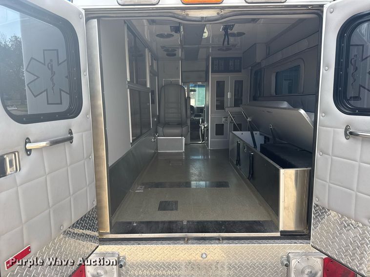 image for item EG6492 1993 Ford E350 ambulance