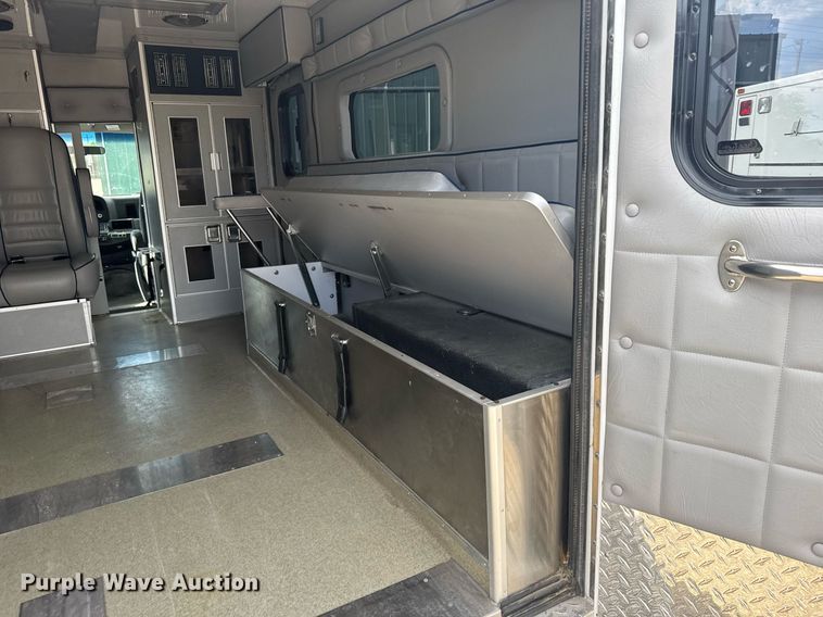 image for item EG6492 1993 Ford E350 ambulance