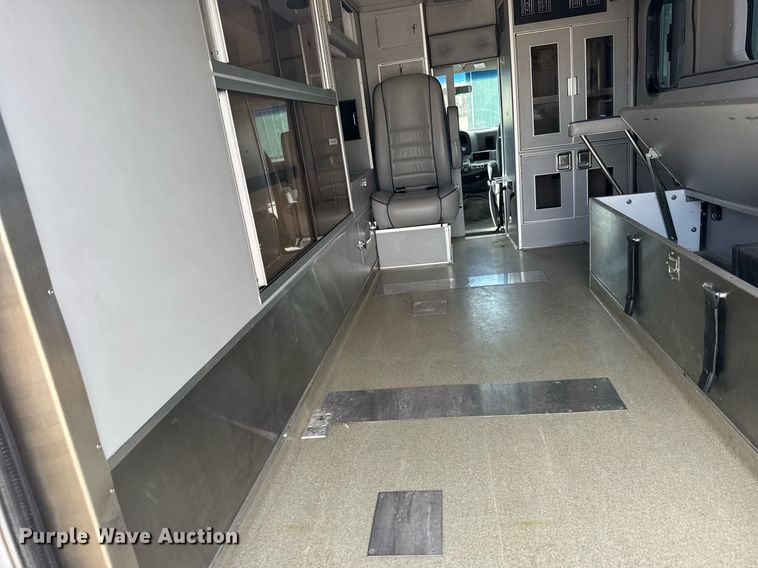 image for item EG6492 1993 Ford E350 ambulance