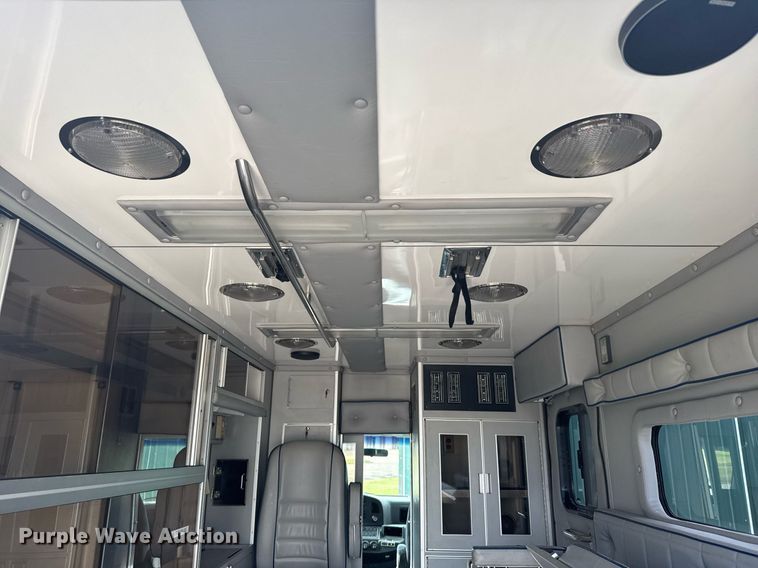 image for item EG6492 1993 Ford E350 ambulance