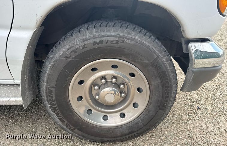 image for item EG6492 1993 Ford E350 ambulance