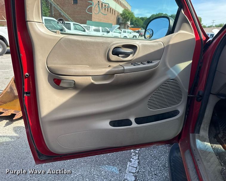 image for item EG8419 2001 Ford F150 SuperCab pickup truck